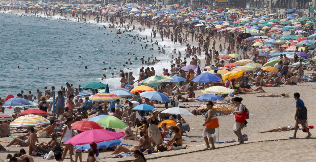 People cool off at platja d'Aro beach in Costa Brava, north of Barcelona, Spain, August 23, 2015. Photo by Albert Gea/Reuters