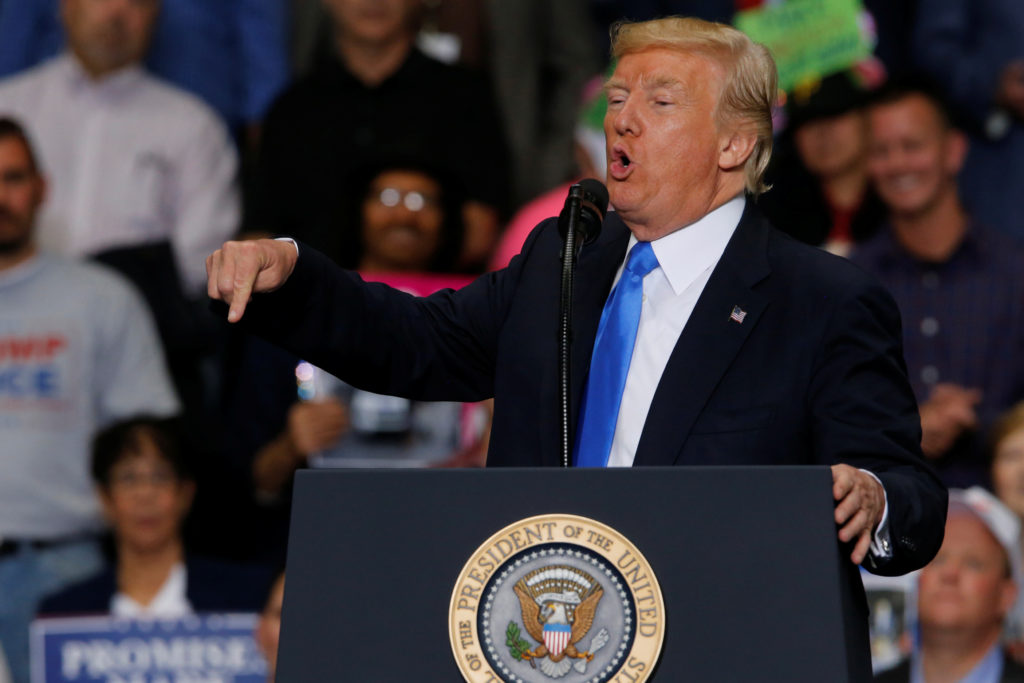 U.S. President Donald Trump holds a rally with supporters in an arena in Youngstown, Ohio, U.S. July 25, 2017. REUTERS/Jonathan Ernst - RC1BE97DF420