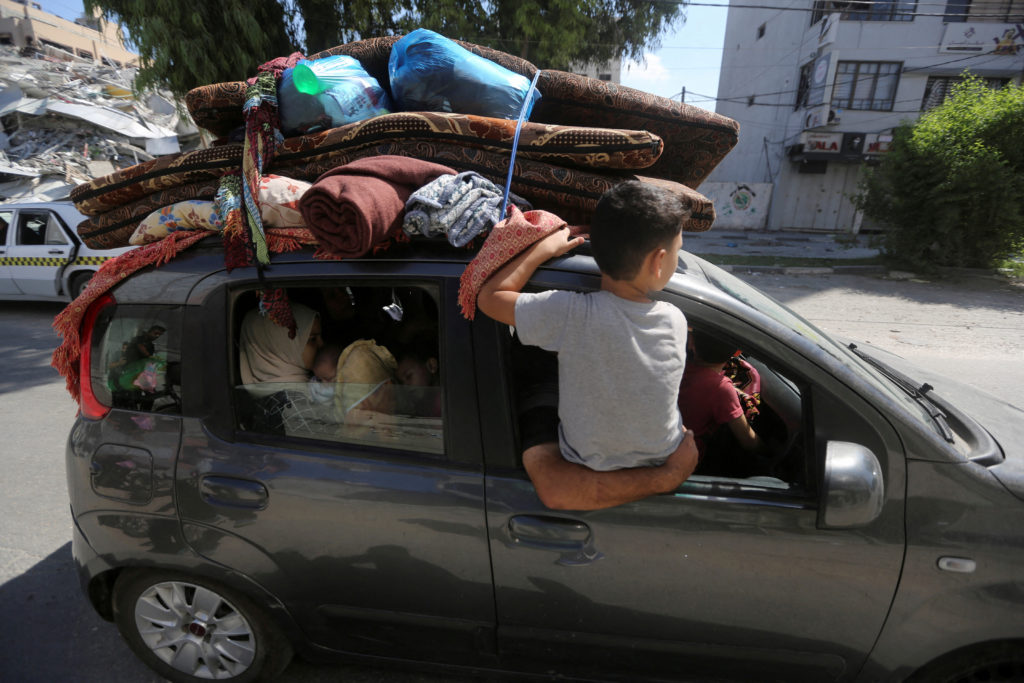 Palestinians flee their houses heading toward the southern part of Gaza Strip
