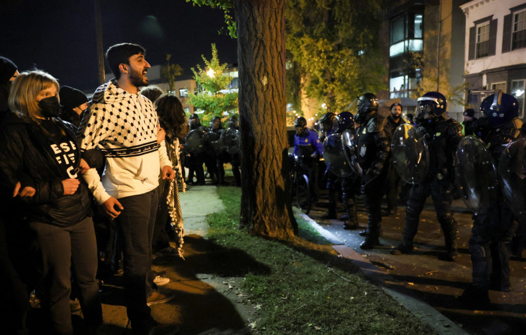 Demonstrators stand facing police officers as people march during a multi-denominational event hosted by the Democratic Socialists of America, IfNotNow Movement and Jewish Voice for Peace calling for a ceasefire in the conflict between Israel and Palestinian Islamist group Hamas, in Washington, U.S. November 15, 2023. Photo by Leah Millis/REUTERS