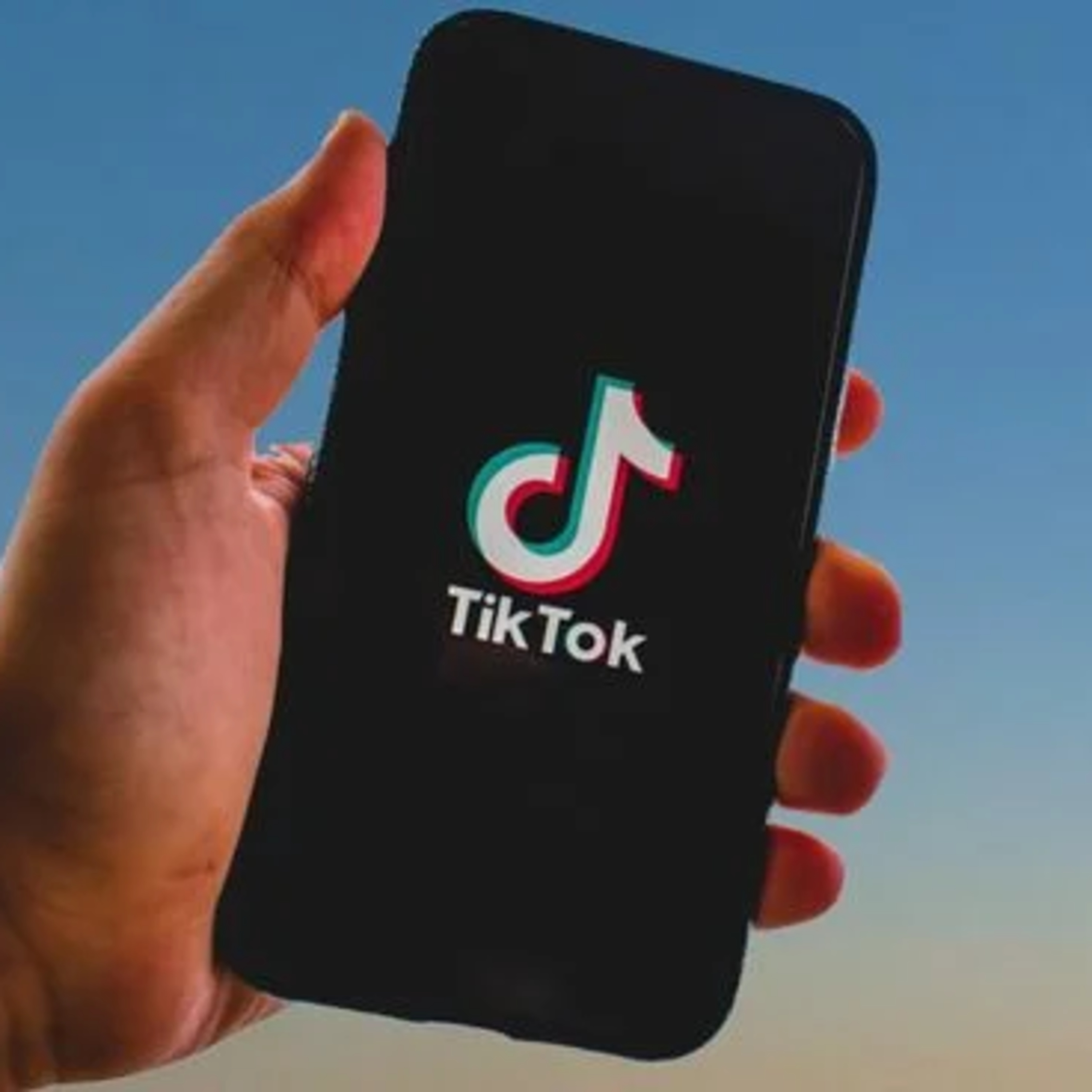 Trabalhador é obrigado a gravar vídeos para o TikTok da empresa? Especialistas explicam!