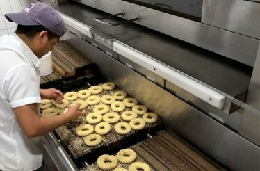 An expert preparing bagels at Russ & Daughters