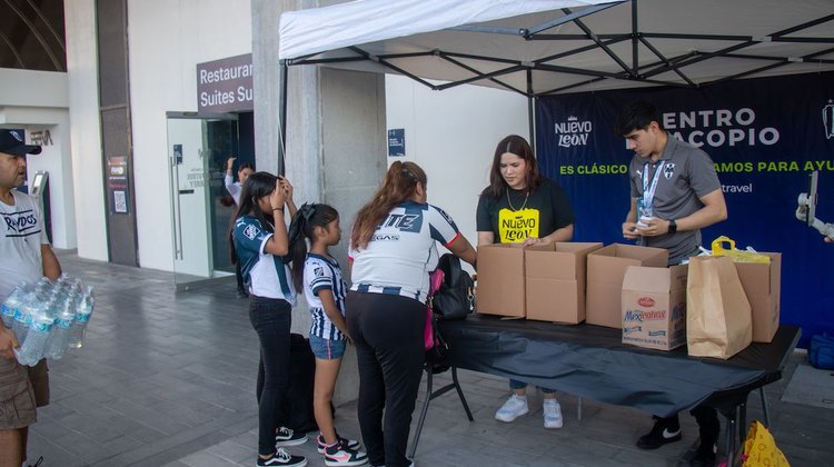 entrega_donativos_estadio_2211d07118