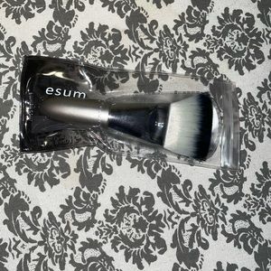 3/$50- Brand New ESUM T59 Large Fan Diffuser Brush