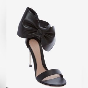 Alexander McQueen Leather Bow Heels. Size 7