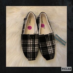 TOMS Belmont Shoes - NWT - Size 8.5 - Plaid with Faux Shearling