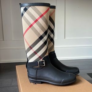 Burberry Check rubber rain boots with straps. Size 6