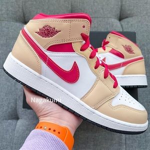 🍑 Nike Air Jordan 1 Mid peach shoes 🍑 (big kids)