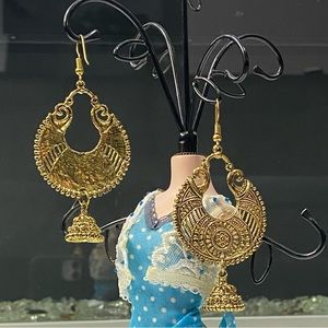 Boho women gold tone etched dangle earrings. Used.