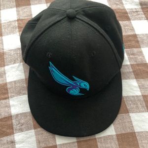 Youth cap adjustable black Hornets by New Era 9 Fifty in great shape