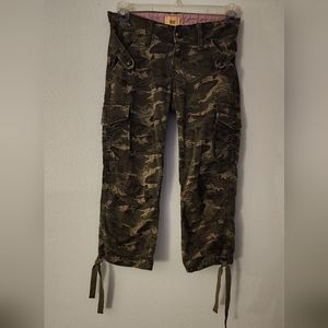 Levi's Camo Capri Pants Distressed Toe Bottom  Size 3