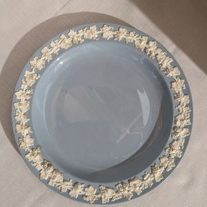 VTG Wedgwood Queensware cream on blue lavender embossed dinner plate plain edge