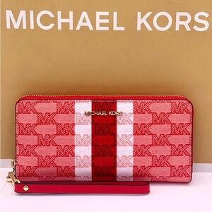 Michael Kors Large
Continental Wallet
Wristlet Dark Sangria