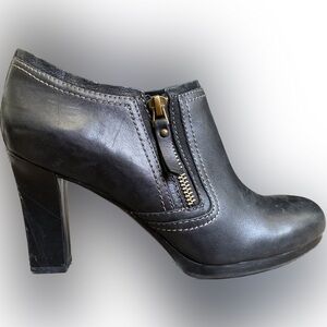 Naturalizer “Annabel” black heeled zip up leather ankle booties rubber heel