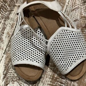 EARTH Origins Lyndon Lyla White Leather Sandals Sz 6 EUC. Wore briefly 2-3 times