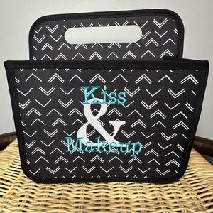 Thirty-One Double Duty Caddy in Tip Top Chevron print w Kiss & Makeup embroidery
