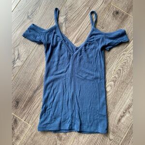 3/$15 blue ribbed cold shoulder t-shirt