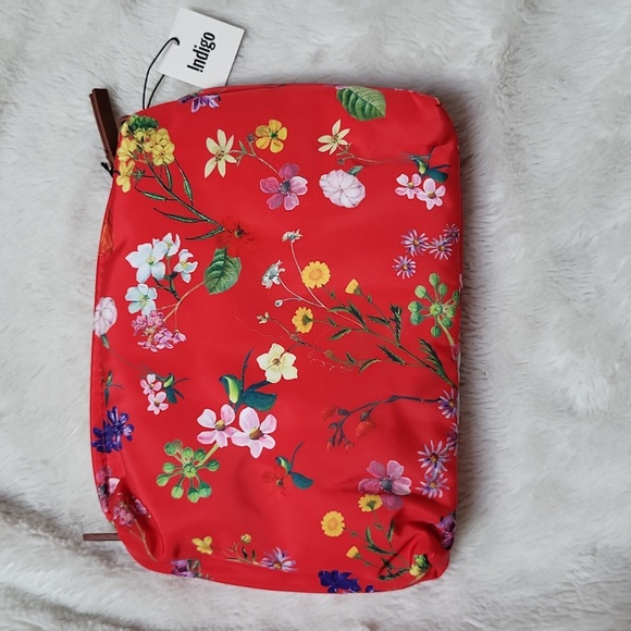 NWT! Red Floral Medium Pouch! - Picture 2 of 8