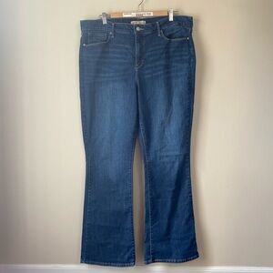 Levi’s Signature shaping mid rise bootcut size 34⭐️Host Pic!⭐️