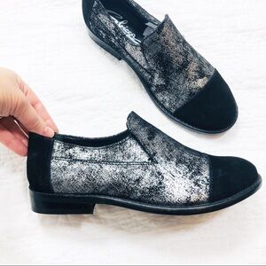 Sbicca black suede and silver metallic flat sz6