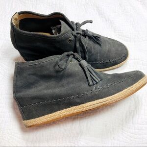 Crown Vintage warm dark gray suede wedge booties. Tassel ties. Sz10