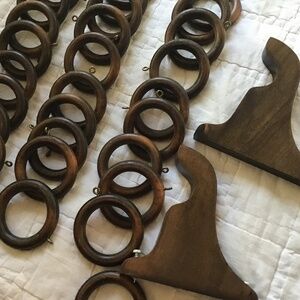 LOT OF 30 MEDIUM BROWN  STAINED WOOD CURTAIN RINGS AND ONE WOOD ROD RACK