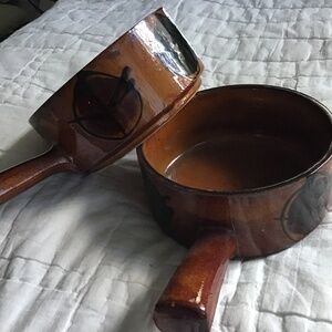 TWO VINTAGE EARTH TONE ONION SOUP BOWLS/CROCKS WITH HANDLE