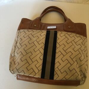 Small Tommy Hilfiger shoulder bag gently used