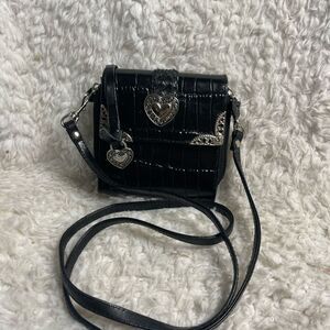 Vintage leather Black croc prints crossbody bi fold purse.silver tone accents.