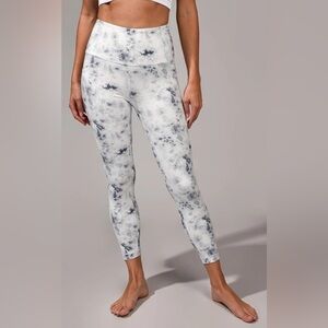 NEW Yogalicious Lux Quartz Print High Rise Side Pocket 7/8 Ankle Legging White