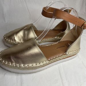 Time and Tru Gold Ankle Strap Shoes Size 7 Memory Foam Worn Once EUC Sandal