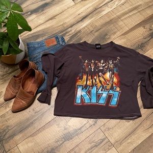 Day Kiss Cropped Gray Long Sleeve Graphic Band Tee Shirt Top Women’s Small