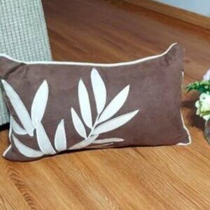 Decorative throw pillow.