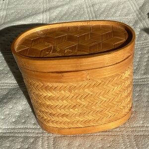 VINTAGE SMALL OVAL LIDDED WEAVED CONTAINER BASKET