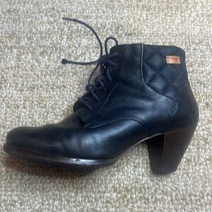 Camper vintage leather quilted lace up booties