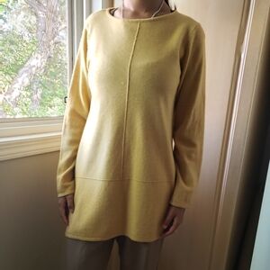 Women's crew neck sweater light yellow