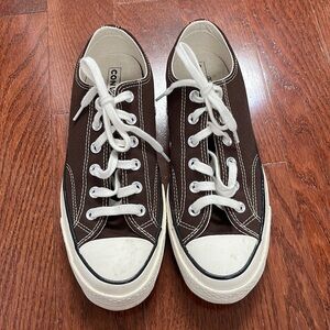 BROWN LOW-TOP CONVERSE SHOES