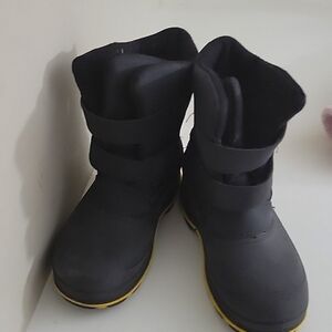 Black winter boots