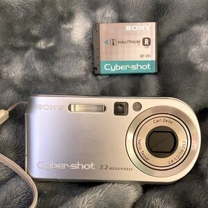 Sony Cybershot 7.2 mega pixels comes with battery no charger NOT TESTED DSC P200