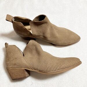 Dolce Vita tan Karsen laser cut suede booties. Sz 8