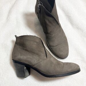 Eileen Fisher Leisel textured leather ankle booties sz6.5