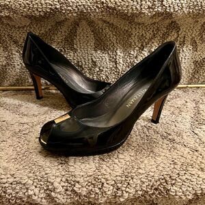 EUC Stuart Weitzman Black Patent Leather Open Peep Toe Pumps Size 6 M