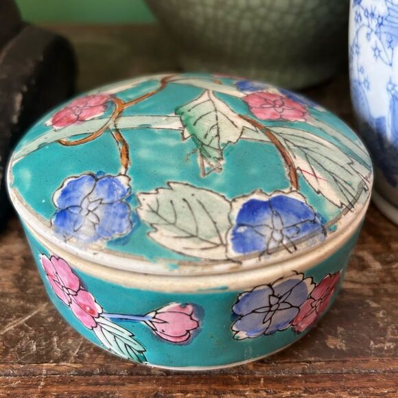 Vintage Blue and pink floral ceramic Asian trinket box - Picture 2 of 12