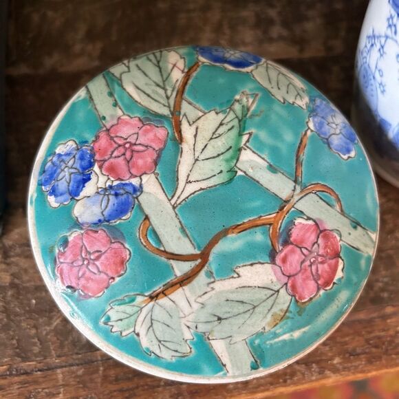 Vintage Blue and pink floral ceramic Asian trinket box - Picture 3 of 12