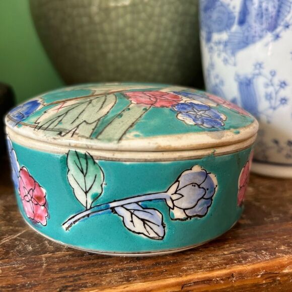 Vintage Blue and pink floral ceramic Asian trinket box - Picture 1 of 12