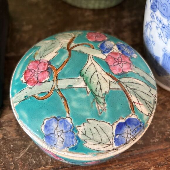 Vintage Blue and pink floral ceramic Asian trinket box - Picture 9 of 12