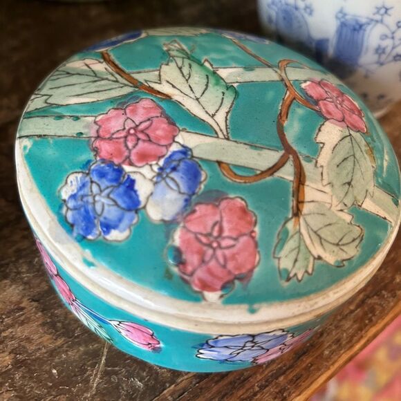 Vintage Blue and pink floral ceramic Asian trinket box - Picture 8 of 12