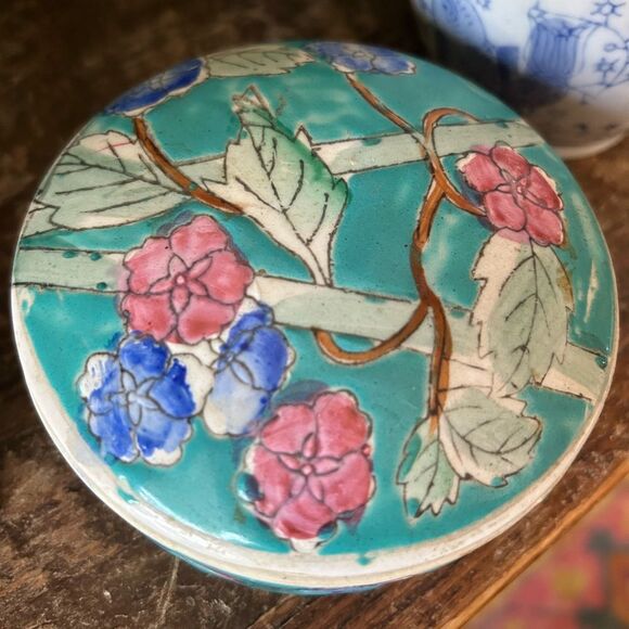 Vintage Blue and pink floral ceramic Asian trinket box - Picture 7 of 12