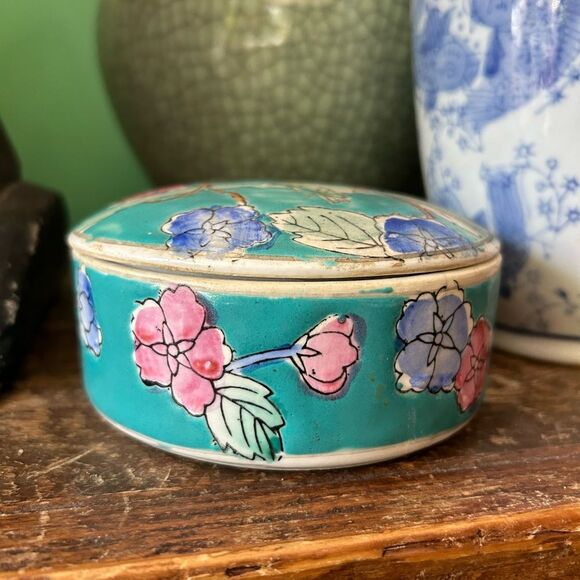 Vintage Blue and pink floral ceramic Asian trinket box - Picture 12 of 12