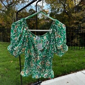 NWOT Green Floral Short Sleeve Cropped Top